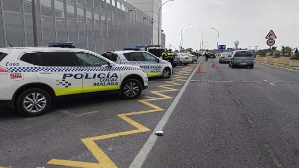 Policía control vehículos coches seguridad conducir falsos aeropuerto Policía control vehículos coches seguridad conducir falsos aeropuerto