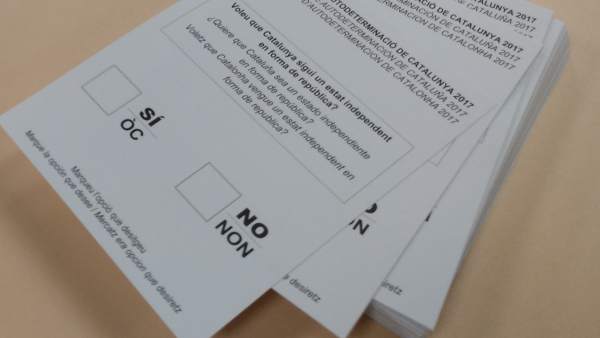 Papeletas y sobres del referéndum del 1-O. Papeletas y sobres del referéndum del 1-O.