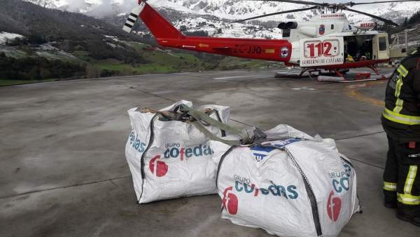 Abastecmiento a Tresviso en helicóptero Abastecmiento a Tresviso en helicóptero