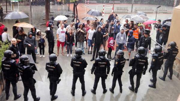 Guardia Civil y Policía Nacional requisan urnas del referéndum del 1-O (recurso) Guardia Civil y Policía Nacional requisan urnas del referéndum del 1-O (recurso)
