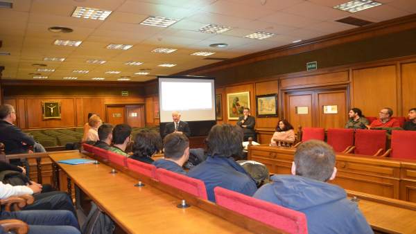 Un grupo de alumnos de Informática del IES Aguadulce visita la Diputación. Un grupo de alumnos de Informática del IES Aguadulce visita la Diputación.