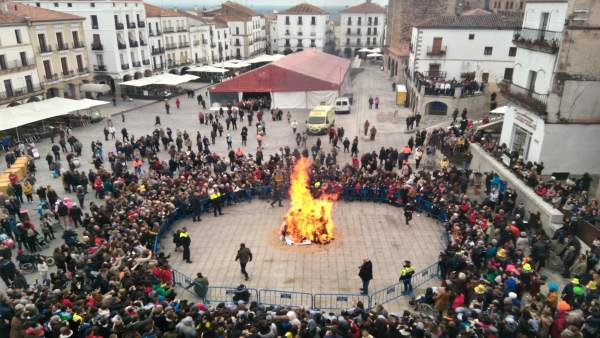 Quema del pelele en Cáceres para inaugura el carnaval Quema del pelele en Cáceres para inaugura el carnaval