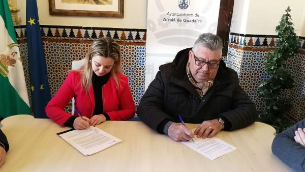 Firma de convenio entre Ayuntamiento de Alcalá y Asociación de Carnaval Firma de convenio entre Ayuntamiento de Alcalá y Asociación de Carnaval