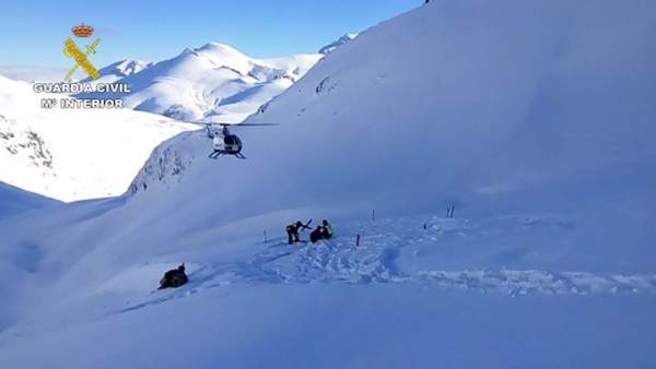 La Guardia Civil Rescata A Un Esquiador Accidentado En Llanaves De La Reina (Leó La Guardia Civil Rescata A Un Esquiador Accidentado En Llanaves De La Reina (Leó