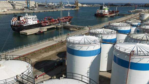 Tanques petroquímicos en el Puerto de Tarragona Tanques petroquímicos en el Puerto de Tarragona