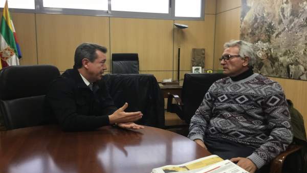 Juan Fernández y Diego Cañamero analizan la situación de Linares. Juan Fernández y Diego Cañamero analizan la situación de Linares.