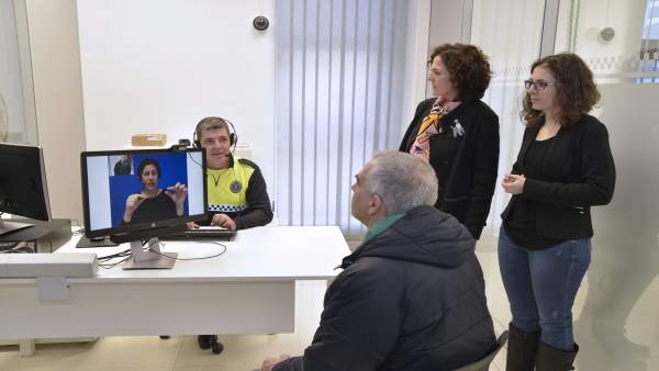 Instalación de servicio de vídeo-intérpretes para sordos en Policía Municipal Instalación de servicio de vídeo-intérpretes para sordos en Policía Municipal