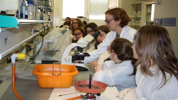 La investigadora Hikmate Abriouel con alumnas que han participado en el taller. La investigadora Hikmate Abriouel con alumnas que han participado en el taller.