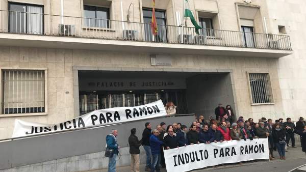 Vecinos de Los Marines se concentran ante la Audiencia Provincial. Vecinos de Los Marines se concentran ante la Audiencia Provincial.