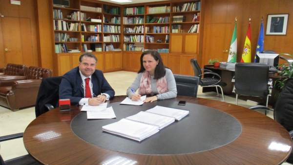 Nadales y Vioque, durante la firma Nadales y Vioque, durante la firma