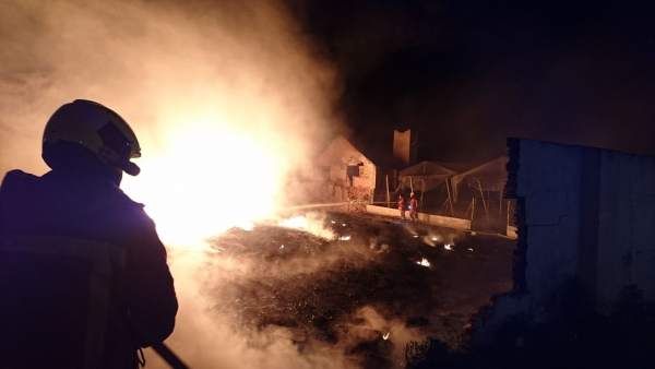 Uno de los efectivos participa en las tareas de extinción del incendio Uno de los efectivos participa en las tareas de extinción del incendio