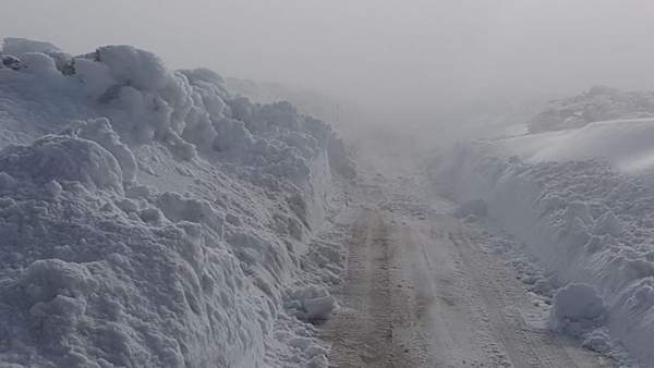 Acceso al Teide con presencia de hielo y nieve Acceso al Teide con presencia de hielo y nieve