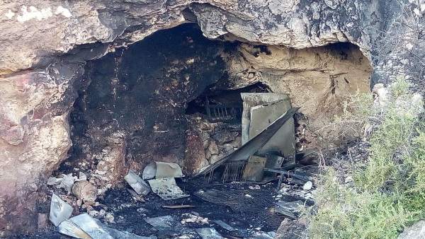 Cueva incendiada en la que murieron un joven y dos menores en Almería Cueva incendiada en la que murieron un joven y dos menores en Almería
