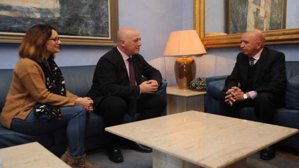 Reunión en la Diputación de Córdoba con el cónsul honorífico de Costa de Marfil Reunión en la Diputación de Córdoba con el cónsul honorífico de Costa de Marfil