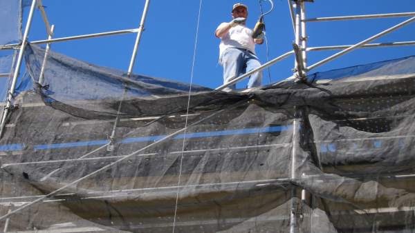Un trabajador en una obra Un trabajador en una obra