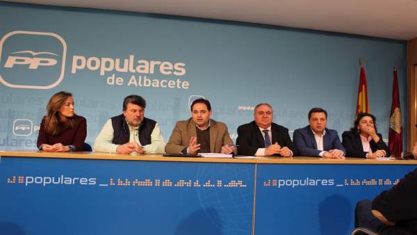 Tirado en la reunión Tirado en la reunión