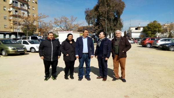 El concejal del PP Ignacio Flores, en la barriada Santa Aurelia de Sevilla El concejal del PP Ignacio Flores, en la barriada Santa Aurelia de Sevilla