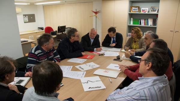 Socialistas en una reunión con representantes sindicales Socialistas en una reunión con representantes sindicales