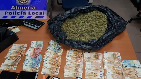 Material incautado por la Policía Local de Almería Material incautado por la Policía Local de Almería