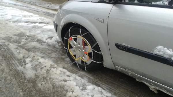 Coche con cadenas para la nieve Coche con cadenas para la nieve