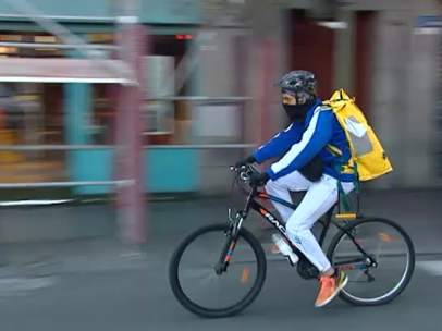 Precarios sobre dos ruedas detrás de Glovo, Deliveroo...