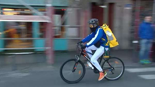 Precarios sobre dos ruedas detrás de Glovo, Deliveroo... Precarios sobre dos ruedas detrás de Glovo, Deliveroo...