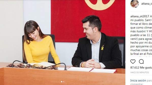 Aitana firma en el libro de honor de su pueblo Aitana firma en el libro de honor de su pueblo