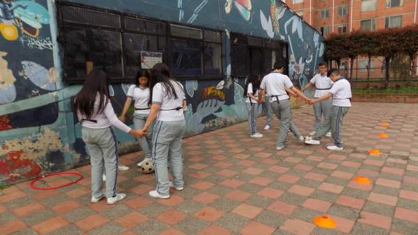 Niños realizando el programa de entrenamiento Niños realizando el programa de entrenamiento