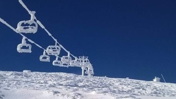 Telesilla de Alto Campoo congelado y lleno de nieve Telesilla de Alto Campoo congelado y lleno de nieve