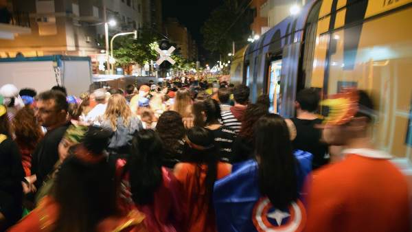 Usuarios del tranvía llegando al Carnaval de Santa Cruz de Tenerife Usuarios del tranvía llegando al Carnaval de Santa Cruz de Tenerife