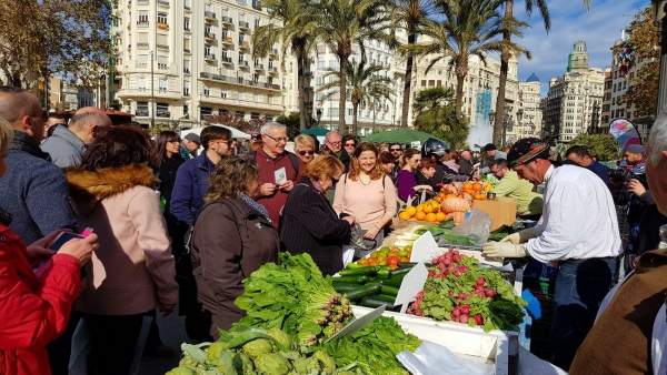 El alcalde y la consellera visitan uno de los puestos del mercadillo El alcalde y la consellera visitan uno de los puestos del mercadillo