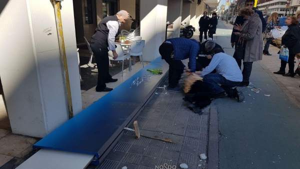 Herida una mujer tras la caída de un soporte publicitario en Sevilla Herida una mujer tras la caída de un soporte publicitario en Sevilla