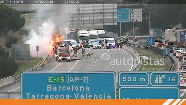 Camión incendiado en la AP-7 Camión incendiado en la AP-7