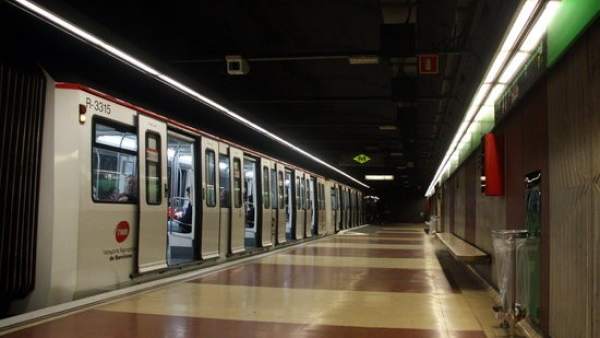 Plano general de un convoy del metro parado en la estación de Zona Universitaria. Plano general de un convoy del metro parado en la estación de Zona Universitaria.