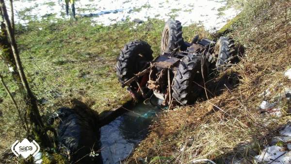 Mor un home atrapat sota el seu tractor després de bolcar a Planes (Alacant) Mor un home atrapat sota el seu tractor després de bolcar a Planes (Alacant)