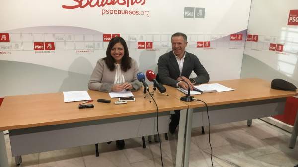 Esther Peña y Ander Gil en una rueda de prensa del PSOE de Burgos Esther Peña y Ander Gil en una rueda de prensa del PSOE de Burgos
