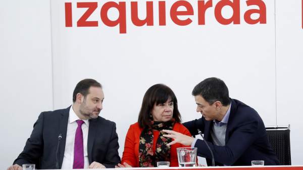 José Luis Ábalos, Pedro Sánchez y Cristina Narbona, secretario de Organización, secretario general y presidenta del PSOE, respectivamente. José Luis Ábalos, Pedro Sánchez y Cristina Narbona, secretario de Organización, secretario general y presidenta del PSOE, respectivamente.
