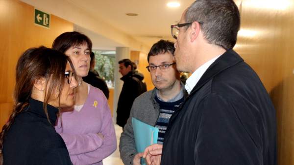 Algunos de los afectados por las cargas del 1-O, acompañados de su abogado, a las puertas del juzgado de Girona. Algunos de los afectados por las cargas del 1-O, acompañados de su abogado, a las puertas del juzgado de Girona.