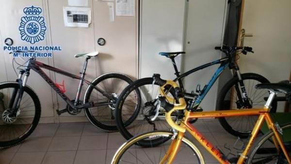 Bicicletas robadas en una imagen de archivo Bicicletas robadas en una imagen de archivo