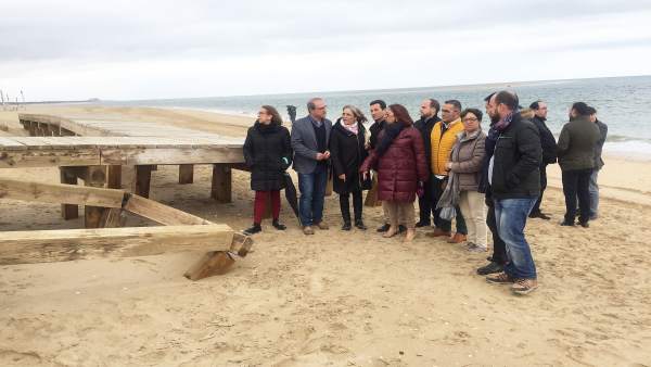 Representantes socialistas de Huelva en la playa del Portil, en Huelva. Representantes socialistas de Huelva en la playa del Portil, en Huelva.