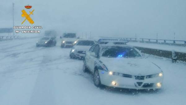 Guardia Civil de Tráfico con nieve en la A-67 Guardia Civil de Tráfico con nieve en la A-67