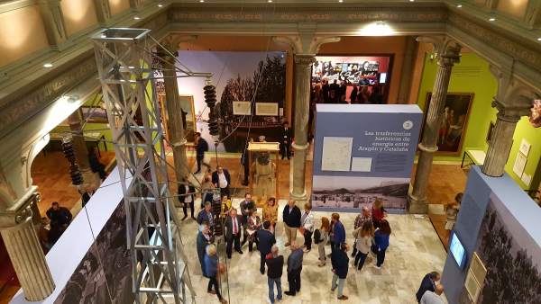 Visitantes en la exposición 'Dicen que hay tierras al este' Visitantes en la exposición 'Dicen que hay tierras al este'