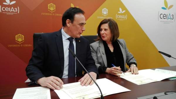 El rector de la UCO y la consejera durante la firma del protocolo El rector de la UCO y la consejera durante la firma del protocolo