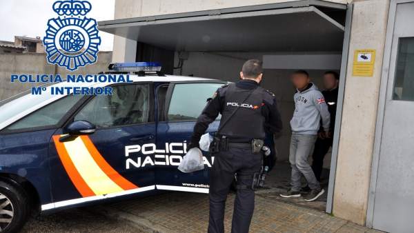 La Policía Nacional Detiene A Los Autores De Un Atraco A Un Establecimiento Con La Policía Nacional Detiene A Los Autores De Un Atraco A Un Establecimiento Con