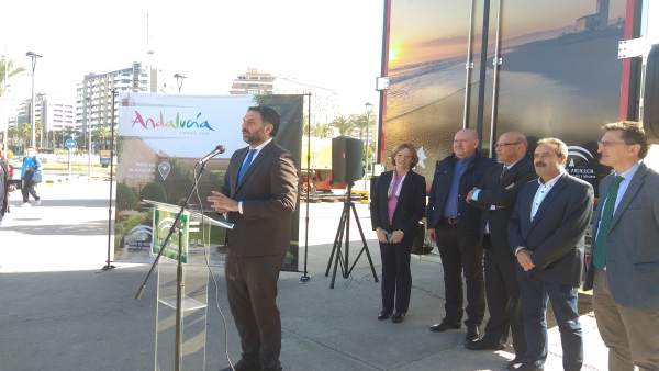 El consejero de Turismo presenta la imagen de Almería en camiones El consejero de Turismo presenta la imagen de Almería en camiones