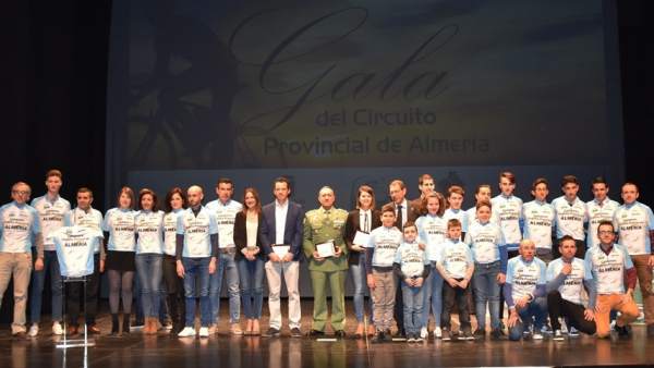 El ciclismo almeriense reconoce a deportistas, clubes y entidades destacadas. El ciclismo almeriense reconoce a deportistas, clubes y entidades destacadas.