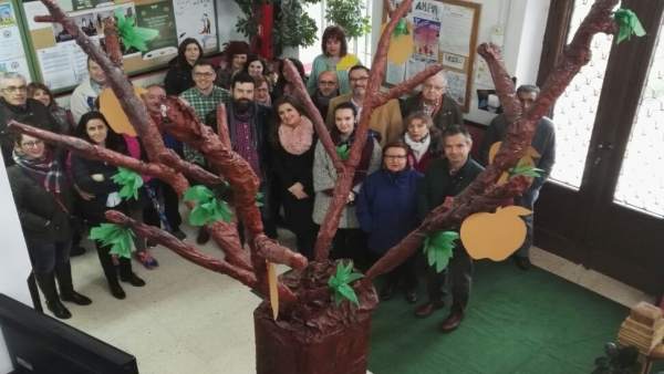 Caballero (c) conoce el proyecto 'Un árbol cargado de sueños'. Caballero (c) conoce el proyecto 'Un árbol cargado de sueños'.