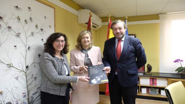 Del Olmo recibe la Agenda Sectorial de la Industria de Automoción Del Olmo recibe la Agenda Sectorial de la Industria de Automoción