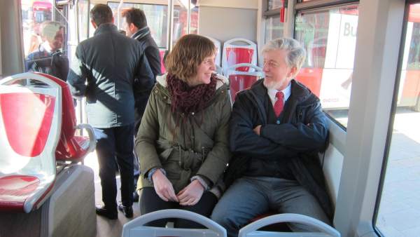 El alcalde de Zaragoza y la concejala de Movilidad, en un bus híbrido El alcalde de Zaragoza y la concejala de Movilidad, en un bus híbrido