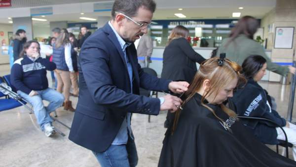 Recogida solidaria de pelo en el Hospital de La Ribera Recogida solidaria de pelo en el Hospital de La Ribera
